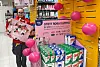 Afeleide Dybsland og de andre ved Extra Kolvereid kler butikken i rosa for brystkreftsaken.