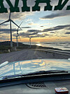 Tonje Nygård på kjøretur med sin Ford Fairlane 1965 i solnedgang.