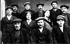 Bildet er tatt i Sør-Gjæslingan i 1914-1915, men hvem er denne ukjente forsamlingen?