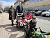 Mari og Simon Mårtensson med barna Helle Oline, Ella Madelen og Ejvind Olander ventet på toget på Kolereid.