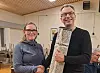 Etter at årsmøtet var ferdig fikk avtroppende leder Terje Settenøy overlevert en gave fra påtroppende leder Karina Hasfjord.