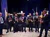 Charles Bøe, Audun Hopen, Svein Neerland, Olav Neerland og Arve Trones (med blomsterbuketter) fikk utdelt hedersmedalje.
