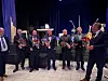 Charles Bøe, Audun Hopen, Svein Neerland, Olav Neerland og Arve Trones (med blomsterbuketter) fikk utdelt hedersmedalje.