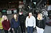 Vg1-elevene får komme tett på maskinene de skal arbeide med gjennom skoleåret. Med panseret oppe får de eldre elevene vist fram hva det er lurt å ha kontroll på før traktoren tas i bruk.