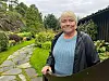 Anne Lise Arntzen ønsker gjerne små og store velkommen inn i sin hage.