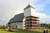 Tårnet i Nærøya kirke ser under restaurering etter at det raste ned.
