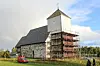 Tårnet i Nærøya kirke ser under restaurering etter at det raste ned.
