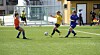 Josefine Hestad triller ballen forbi motstanderens målvakt.