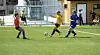 Josefine Hestad triller ballen forbi motstanderens målvakt.