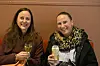 Frøydis Hansvik og Monika Hansvik satte pris på en hyggelig anledning til å gjøre noe annerledes på en helt vanlig onsdag.