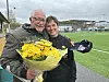 Finn Øseth (83) brenner sterkt for idretten. Leder i Kolvereid idrettslag Geirid Holm overrakte blomster som en stor takk for pengene han har samlet inn til laget.