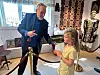 Dagens yngste gjest var lille Annabelle. Hun fikk lytte til den syngende skålen.