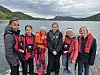 Fra venstre: Nahier Yemane Ukubay, Mathilde Ramstad, Synne Lande, Selma Berg, Hanna Ramstad og Mathilde Øren kosa seg på fisketur med Lauga 4H.