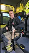 Stasjonssjef Håvard Solberg viser fram røykdykkerutstyr i den nye innsatsbilen som skal brukes i den kommende røykdykkertjenesten på Leka.