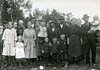 Et gammelt bilde merket av tidens tann, er fra et dåpslag hos familien Rosenvinge på Hansmo i Gravvik. Årstall for dåpen er estimert til tidsrommet 1920-1930.