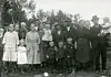 Et gammelt bilde merket av tidens tann, er fra et dåpslag hos familien Rosenvinge på Hansmo i Gravvik. Årstall for dåpen er estimert til tidsrommet 1920-1930.