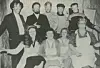 Her har vi hele aktørgjengen samlet på divanen. Foran fra v. Gunn Tangvald, Anne Lise Skjevelnes, Linda Eriksen og Gerd Teksum. Bak fra v. Birger Halle Kjærstad, John Bogen, Robert Skjevelnes, Ivar Aune og Geir Holten.