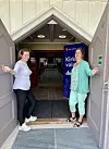 Menighetsrådleder Kine Camilla Govasli og soknepret Donata Faustmann ønsker velkommen til åpen kirke.
