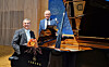 Pianist Ralf Schnell (til venstre) og kantor Dan Øistein Ramstad samarbeidet om å arrangere pianokonsert i Rørvik kirke for ett år siden. Nå er han tilbake.