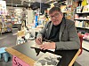 Sturla Nordbøe er mangeårig avismann som har gitt ut bok. Her fra signering ved bokhandelen.