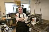Andreas Anker-Hansen på kjøkkenet hos Anker Mat & Drikke. Bedriften fikk støtte fra Leka kommunes næringsfond til innkjøp av salgsvogn.