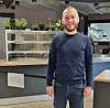 Senterleder Kim-Harald Laupstad søker ny driver til komplett utstyrt café på Amfi Rørvik.