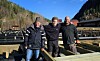 Tre generasjoner samlet til dugnad: Arnfinn Tyssen (eldst), sammen med sønn Jørgen og barnebarn Olav Hjelmsøy.