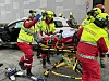 Ambulansepersonell triller en markør bort fra ulykkesbilen under den realistiske trafikkøvelsen.