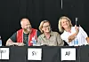 En selfie før alvoret startet: Rødt, SV og Ap rakk å smile til kamera før debatten skjøt fart.