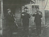 Dette bildet fikk vi låne av Anna Kjølstad på Foldereid en gang på 80-tallet. Bildet er fra et bryllup på Holand - på heimplassen til Sigvart Moe en gang rundt år 1900. De tre spillemennene er brødre og fra venstre ser vi Emil, Sigvart og Jakob Moe.
