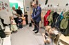 Varaordføreren fikk hjelp fra skolestarterne ved Foldereid oppvekstsenter til å klippe over snora som markerte åpningen av bærenettbiblioteket 'Les for meg'.