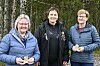 Nella Hagen Øren (t.v.) og Ella Solum (t.h.) mottok plaketter for henholdsvis 20 og 30 års innsats i turorientering. Geirid Holm (midten) stod for overrekkelsen og takket dem for lang og tro tjeneste i sporet.