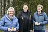 Nella Hagen Øren (t.v.) og Ella Solum (t.h.) mottok plaketter for henholdsvis 20 og 30 års innsats i turorientering. Geirid Holm (midten) stod for overrekkelsen og takket dem for lang og tro tjeneste i sporet.