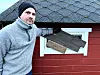 Styrer Einar Overrein i RIL-barnehagen viser fram knuste vindu på grillhytta.