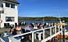 Brygga ved Leka var fylt opp av både lokalfolk og turister som koste seg i sola en ettermiddagen sommeren 2025.
