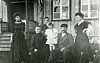 Et bilde fra Strand i Nærøy fra 1907. Fra venstre: Karen Strand?, Ellen Valborg Strand, Herold Strand, ukjent, Kristen Hansen Strand og Else Jakobine Strand