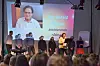 Hege Sørlie som blir rådmann i nye Nærøysund kommune tok med seg nesten hele ledergruppen i den nye kommunen på scenen.
