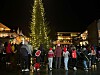 Tradisjonen med å gå rundt juletreet samlet både voksne og barn til en koselig aktivitet i vinterkulda.