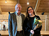 Bjørn Vik-Mo, viseadministrerende direktør i Coop Midt-Norge, overrakte utmerkelsen til Tonje Vibeke Øvereng fra Extra Rørvik.