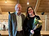 Bjørn Vik-Mo, viseadministrerende direktør i Coop Midt-Norge, overrakte utmerkelsen til Tonje Vibeke Øvereng fra Extra Rørvik.