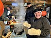 Johan Olsen og Asle Prestvik serverte gratis vafler med et stort smil på vegne av baptistkirka og pinsemenigheten.