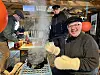 Johan Olsen og Asle Prestvik serverte gratis vafler med et stort smil på vegne av baptistkirka og pinsemenigheten.