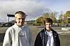 Gustav Arnøy (13) og Torgrim Røtting (14) har valgt å hjelpe andre gratis som valgfag på skolen.