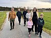Mari og Mathias går foran Yngve Vikan, Kåre Klingen, Sigmund Johansen, Ingebjørg Eidshaug og Hanne Wassås Engstad. Bildet ble tatt i forbindelse med diskusjon om trasévalg for vegen.
