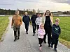 Mari og Mathias går foran Yngve Vikan, Kåre Klingen, Sigmund Johansen, Ingebjørg Eidshaug og Hanne Wassås Engstad. Bildet ble tatt i forbindelse med diskusjon om trasévalg for vegen.