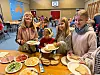 Brødskivene og fiskekakene fikk bein å gå på.
