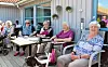 Fra venstre: Selma Opsjøn, Johanne Løvold, Maria Wennevik og Jenny Dolmen. De smilte mye når demensforeningen ordnet grillparty for beboerne på Bjørkåstunet på Kolvereid.