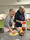 Janne Johansen Moen skjærer ut småkaker av deigen. Hun var én av elleve som deltok på bakeøkta denne uka.