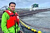 Ikke bare kontorarbeid for Mario Nordly, han er ofte ute på besøk til kunder og merdene.