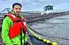 Ikke bare kontorarbeid for Mario Nordly, han er ofte ute på besøk til kunder og merdene.